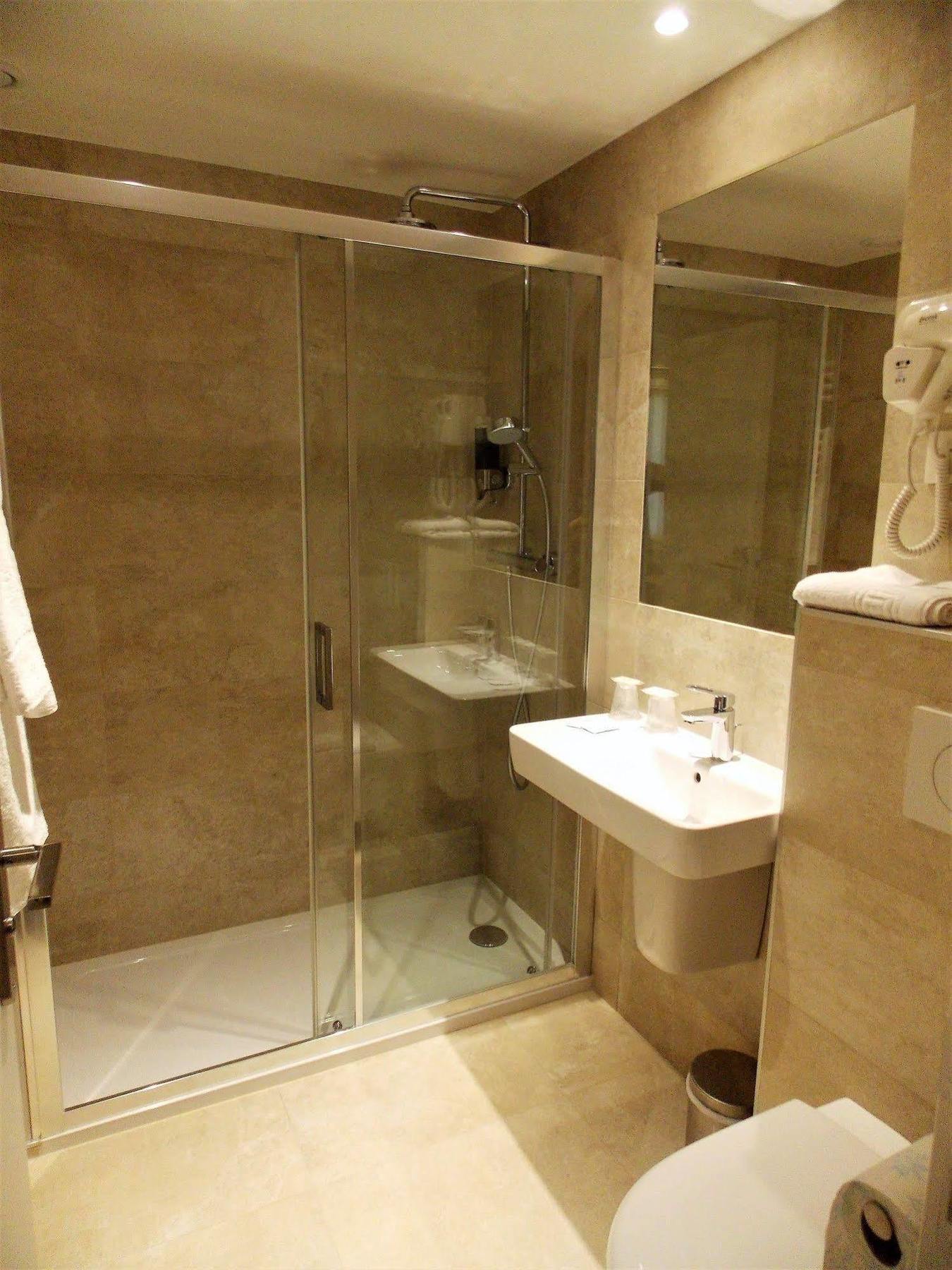 Excelsior Batignolles 3* Parigi